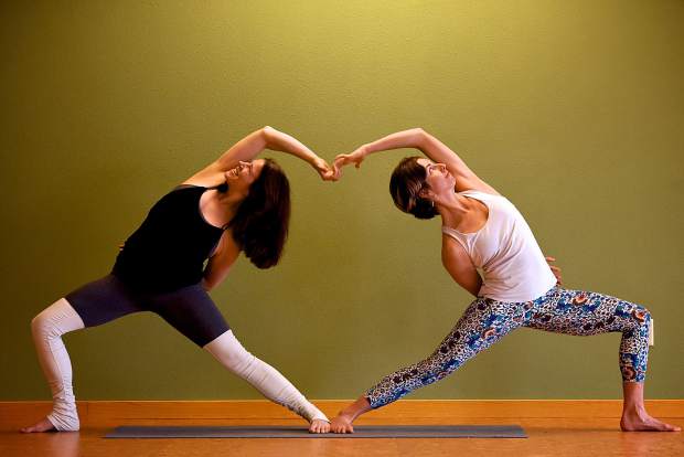 10 Yoga Poses For Couples To Forge A Strong Relationship