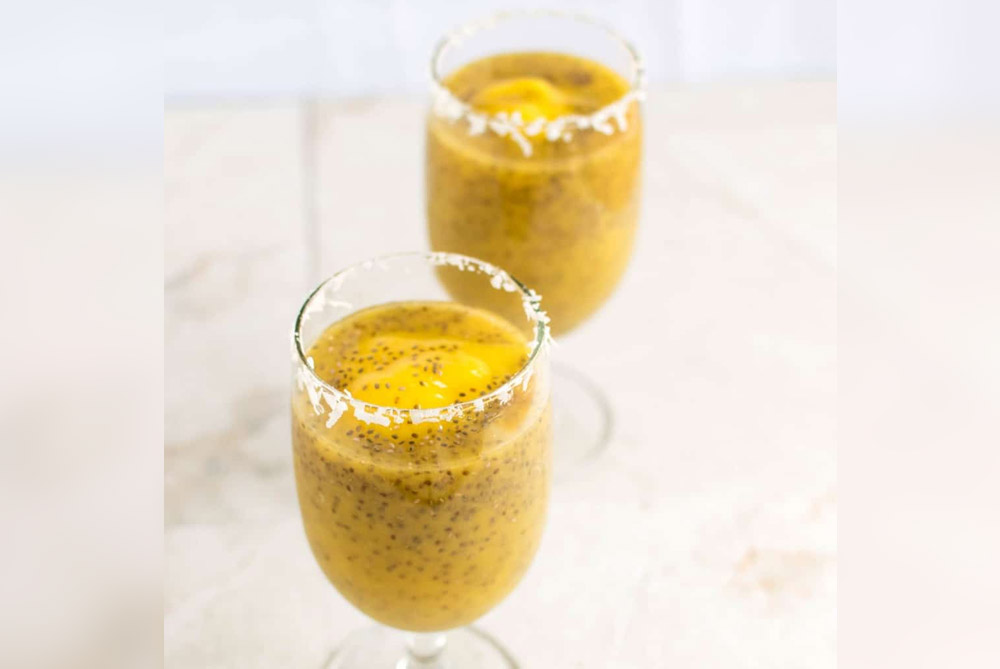 Coconut, mango, and chia seeds smoothie - Homemade Drinks