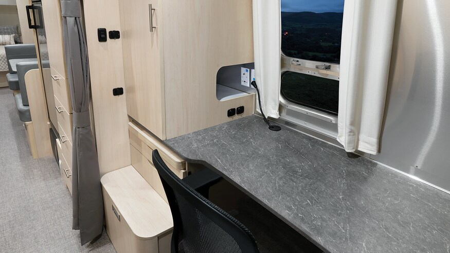 Airstream Flying-Cloud-30FB-Workplace-Table