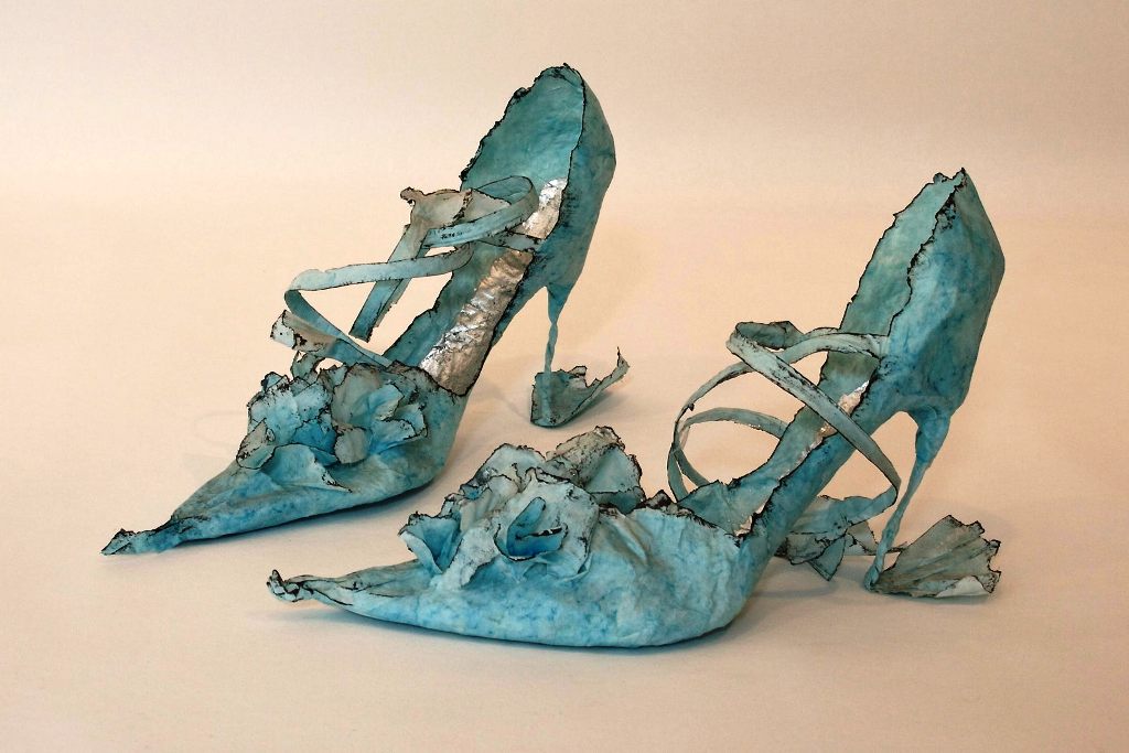 Violise Lunn's lavender color paper shoes