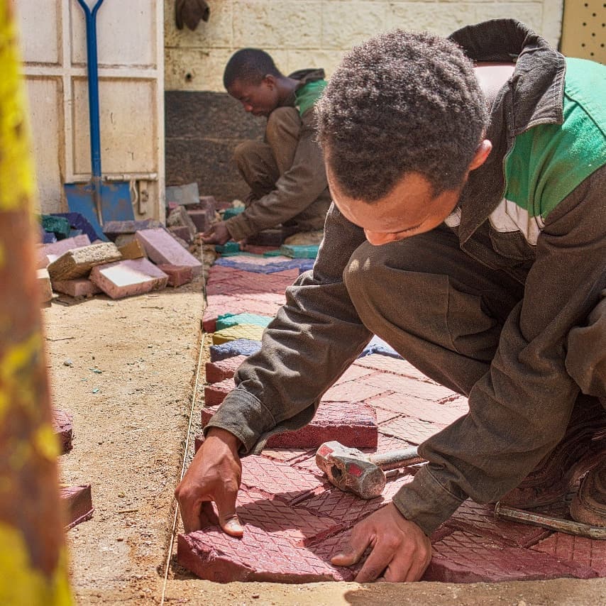 laying of plastic bricks of Kenyan women startup