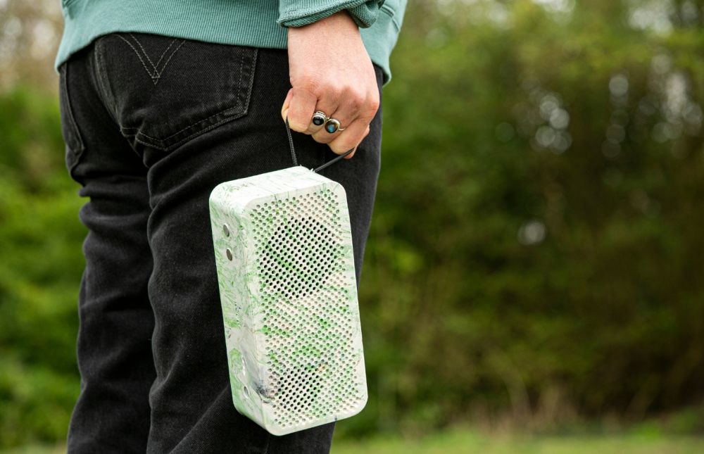 Gomi-Portable-Speakers-made-from-waste-plastic-bags_3
