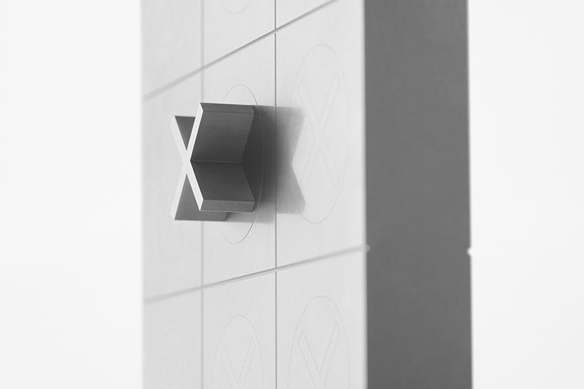 Protruding cross on Nendo Tic-Tac-Toe board