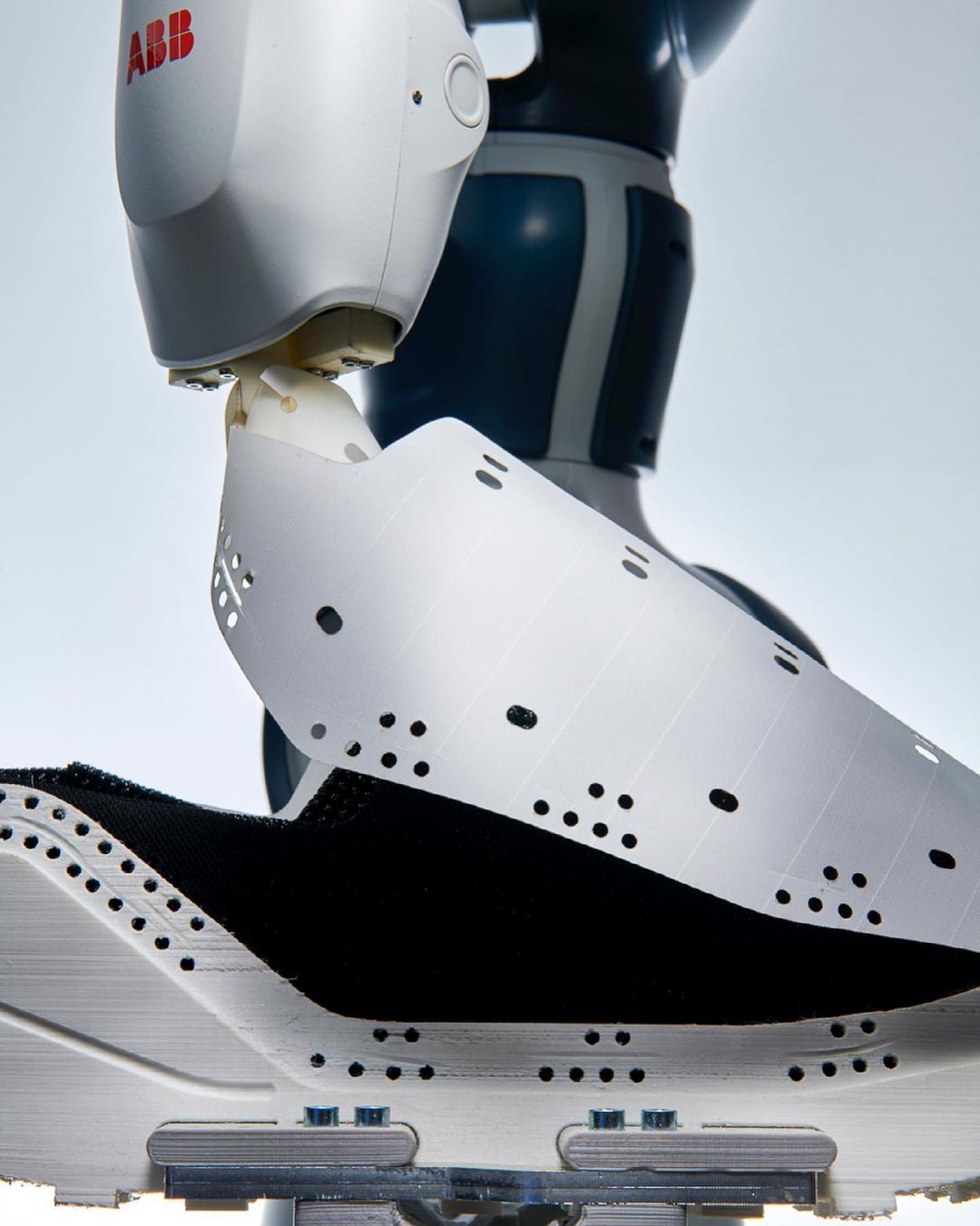 Robot disassembling RUEI-01 recyclable shoe