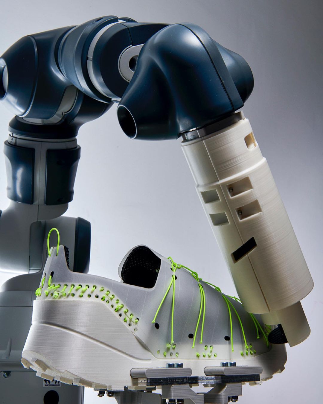 Robot separating RUEI-01 shoe parts