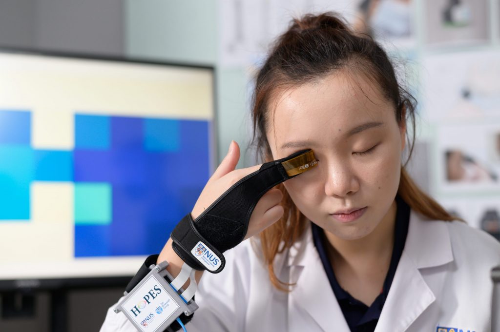 Kelu Yu using HOPES glaucoma test device