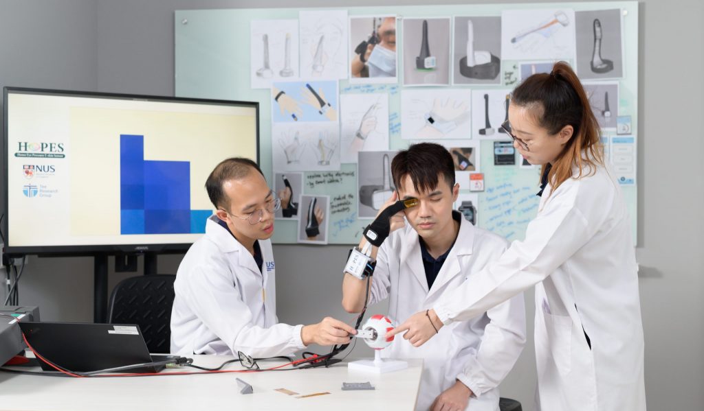 Team of NUS researcher testing wearable device for glaucoma