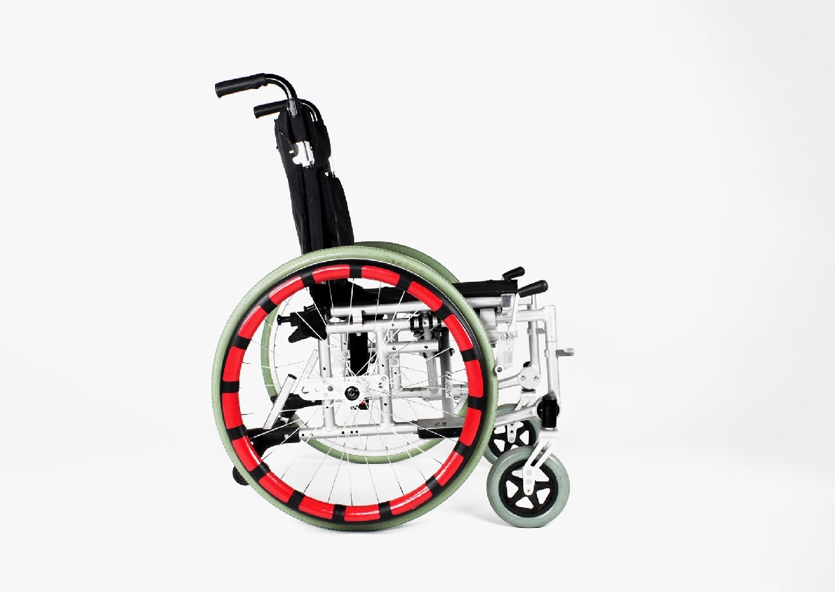 Wheelchair with rim cover